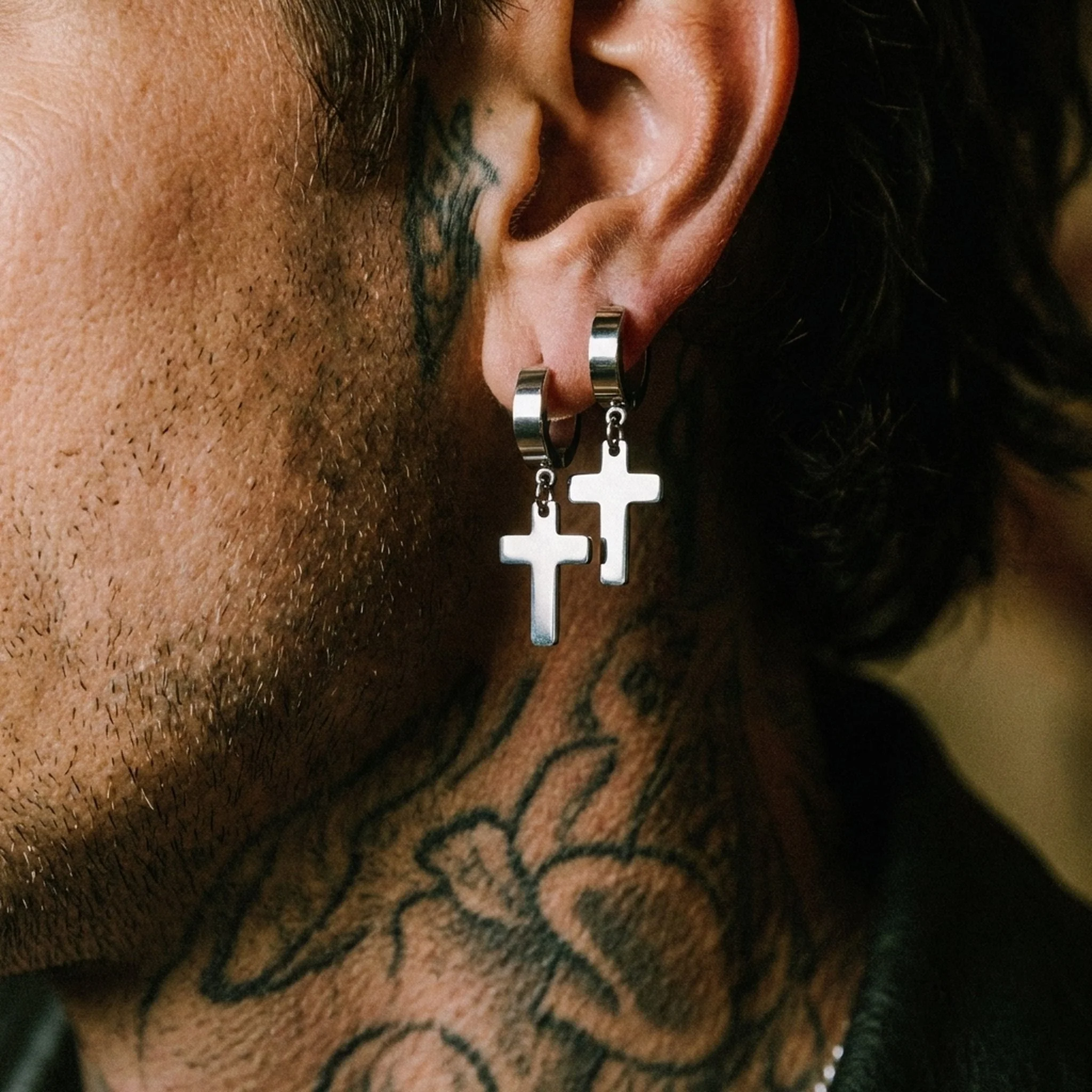 CROSS HANGER EARRINGS. - SILVER - Image 5
